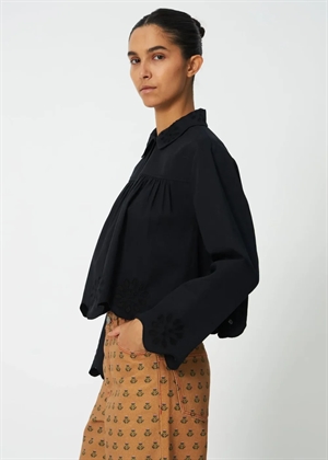 Cropped bluse with embroidery anglaise Sort Stella Nova